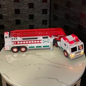 Vtg 2000 Hess Fire Truck Extension Ladder Emergency(Lights & Sounds) y2k
